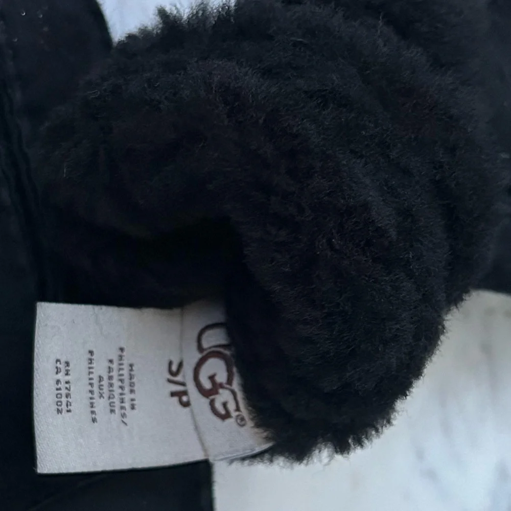 Ugg Genuine Shearling Exposed Curve Seam Gloves size S new  $165.00
